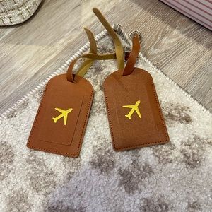 2 luggage tags